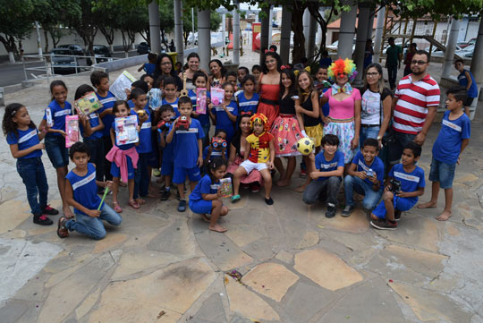 Meninas do baleado presenteiam crianças de escolas púbicas de Brumado