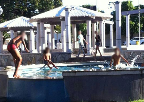 Brumado: Crianças tomam banho em fonte luminosa na Praça Coronel Zeca Leite