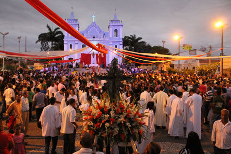 Brumado: Católicos lotam praça da matriz em homenagem ao Bom Jesus