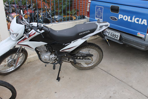 Brumado: Moto é abandonada por três dias em praça pública; polícia tenta encontrar proprietário