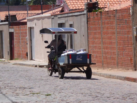 Guanambi: Entregador de gás improvisa cobertura contra o calor de 40°C