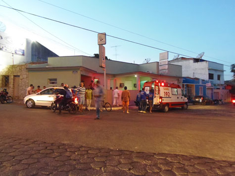 Brumado: Moto colide em carro no cruzamento das ruas Euclides da Cunha e Coronel Paulino Chaves