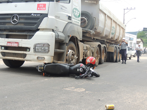 Brumado: Moto fica presa debaixo de caminhão da Fiol