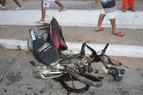 Brumado: Carro perde freio e atropela motociclista na Avenida Coronel Santos