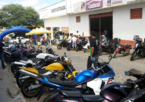 Brumado: Moto Estrada Suzuki celebra Dia do Motociclista com churrasco