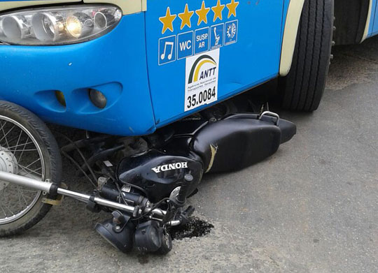 Brumado: Moto vai parar debaixo de ônibus em acidente no centro