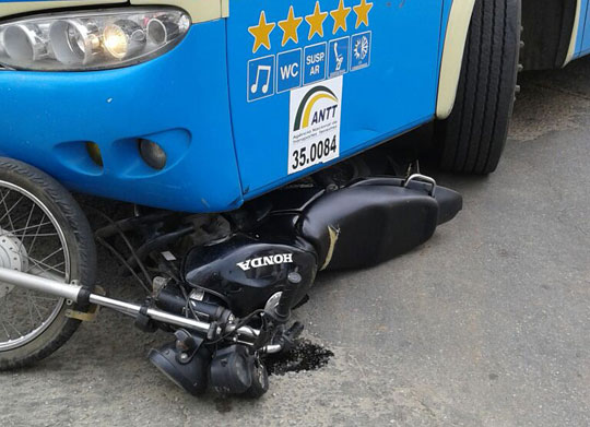 Brumado: Moto vai parar debaixo de ônibus em acidente no centro