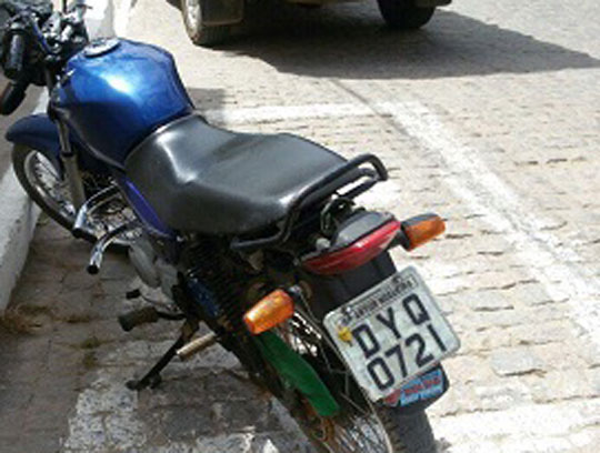 Motocicleta roubada é recuperada durante abordagem na cidade de Aracatu