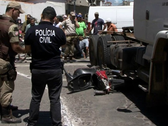 Motociclista morre após ser atropelado por carreta em Vitória da Conquista