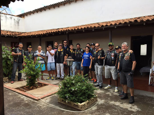 Motociclistas e atletas de Brumado levam apoio ao lar dos velhinhos