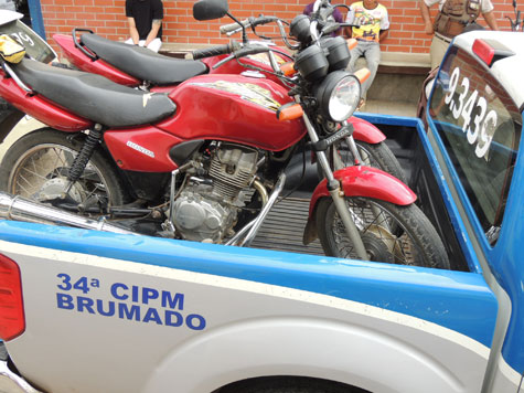 Aracatu: Adolescentes furtam moto, fogem da polícia, mas são detidos em Brumado