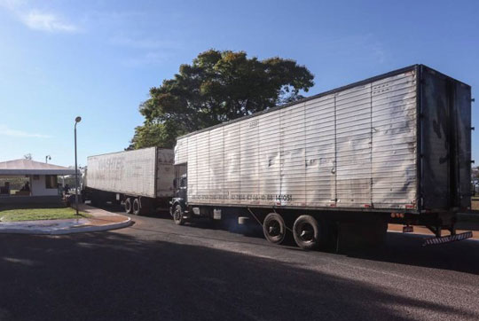Dois caminhões pegam mudança de Dilma do Palácio do Alvorada