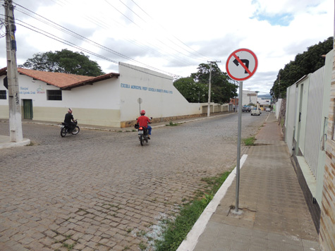 Brumado: Condutores se irritam com mudanças na sinalização nas proximidades da biblioteca