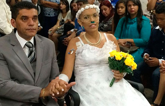 Mulher com câncer em estado avançado se casa na capela de hospital em Brasília