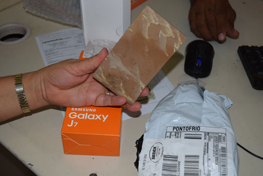 Brumadense recebe pedaço de lajota no lugar de celular na compra via internet