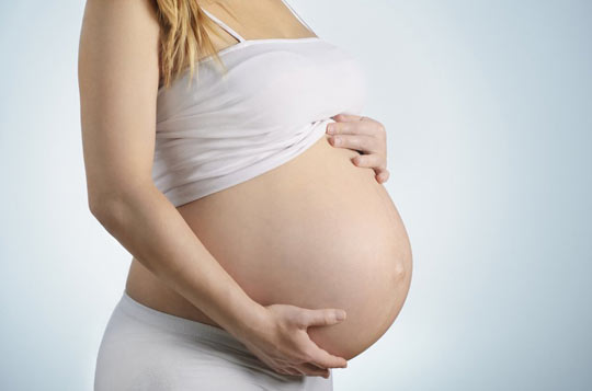 Excesso de ácido fólico na gravidez dobra risco de autismo, aponta estudo