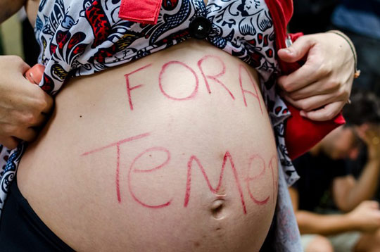 Foliões e blocos protestam contra Temer no carnaval pelo país