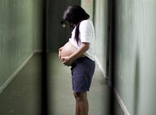 Projeto de Lei que impede uso de algemas em detentas na hora do parto é aprovado no Senado