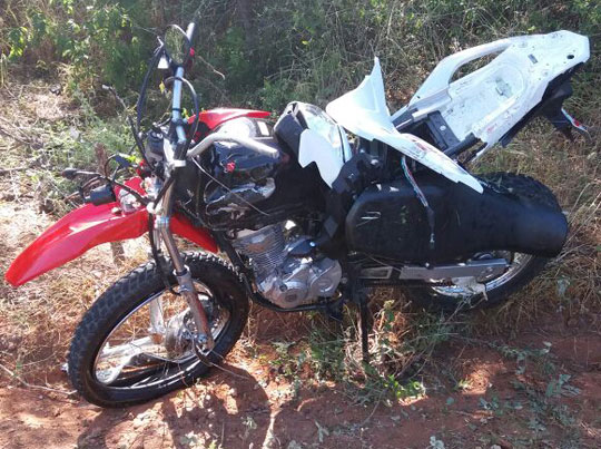 Ituaçu: Mulher morre na BA-142 após ter a motocicleta lançada fora da pista