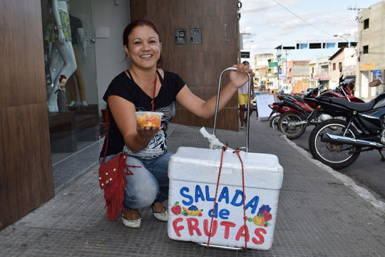 Com salada de frutas, autônoma brumadense tenta bancar faculdade da filha