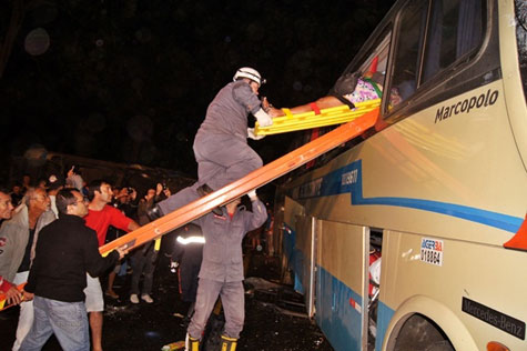 Acidente envolvendo ônibus da Novo Horizonte deixa uma pessoa morta e diversas feridas