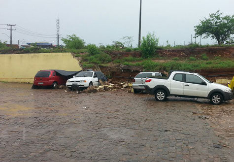 Chuva derruba muro sobre cinco carros na garagem da Novo Horizonte em Brumado