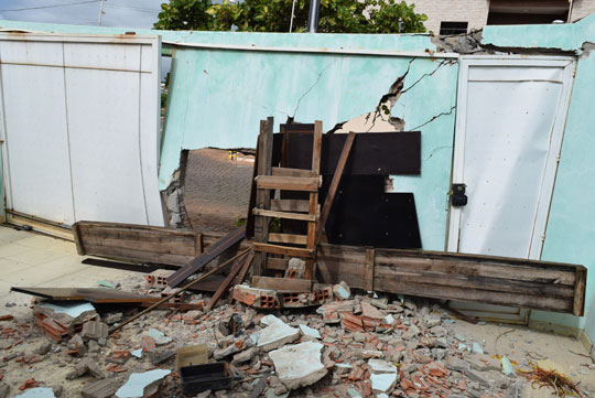 Brumado: Jovem colide carro em alta velocidade contra residência no Bairro Santa Tereza