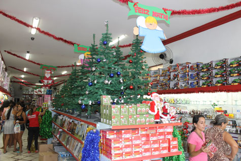 Clima de Natal chega ao comércio brumadense