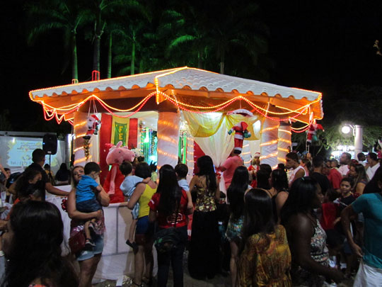 Brumado: Público prestigia 'Natal na Praça' e evento é sucesso entre a criançada