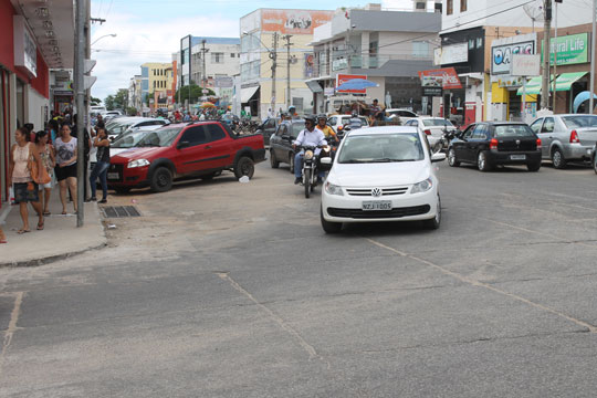 Brumadenses deixam para última hora as compras de Natal