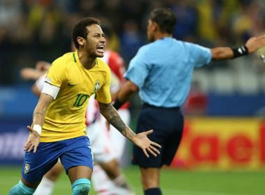 Brasil empolga, faz golaços e derrota Paraguai