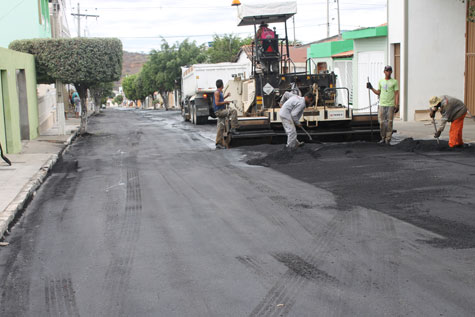 Brumado: Rua Tenente Amarílio ganha asfalto novo