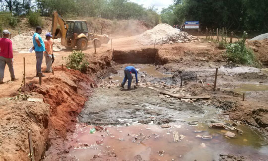 Brumado: Sem alvará, prefeitura embarga obra anunciada por deputado petista