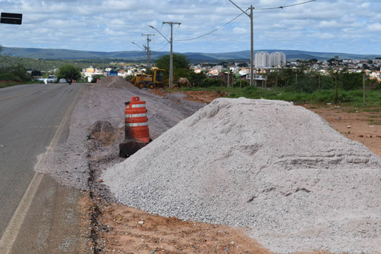 Brumado: Prefeitura inicia obras de pavimentação nas faixas de servidão da BA-148