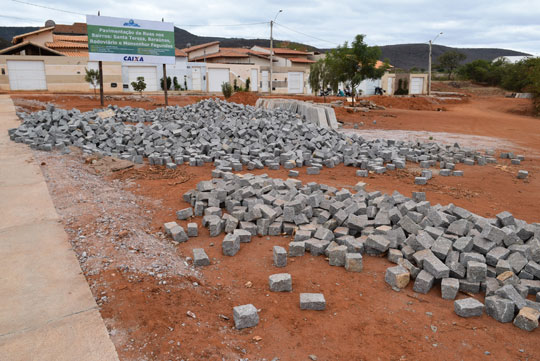 Moradores reclamam de obras paradas no Bairro Santa Tereza em Brumado