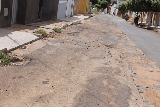 Estado corta verba e deixa obras de pavimentação incompletas em Brumado