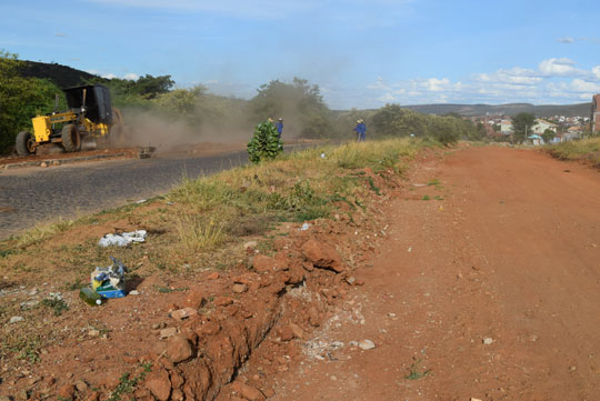 Brumado: Passados mais de oito anos, prefeitura retoma obras na Rua Antônio Francisco da Silva