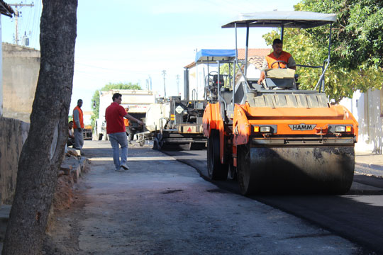 Brumado: Castilho Viana acompanha obras de pavimentação asfáltica da Rua Princesa Leopoldina