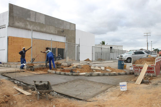 Deputado Vitor Bonfim vistoria obras no SAC Fixo de Guanambi