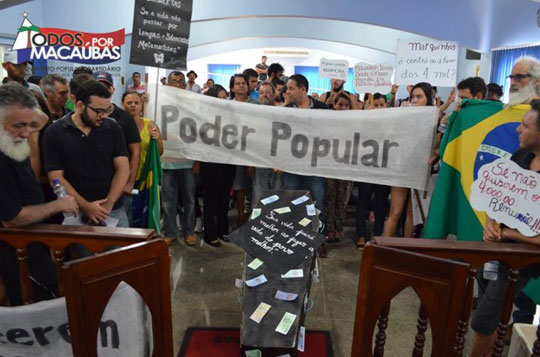 Manifestantes ocupam Câmara de Macaúbas em protesto contra não redução de subsídios