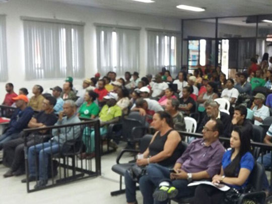 Servidores ocupam Câmara de Vereadores em Teixeira de Freitas