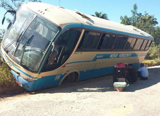 Ônibus da empresa Novo Horizonte quebra barra de direção em Tanque Novo