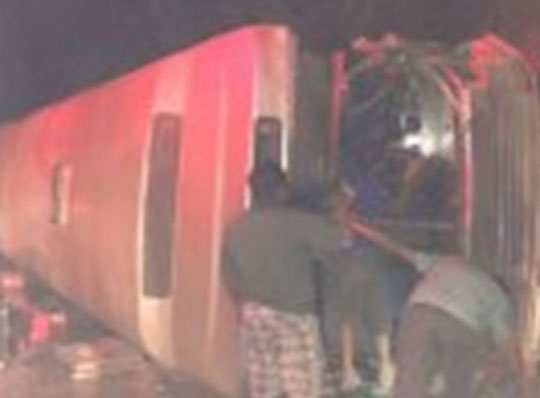Ônibus de Guanambi com destino a São Paulo bate em carreta e doze pessoas ficam feridas na BR-365