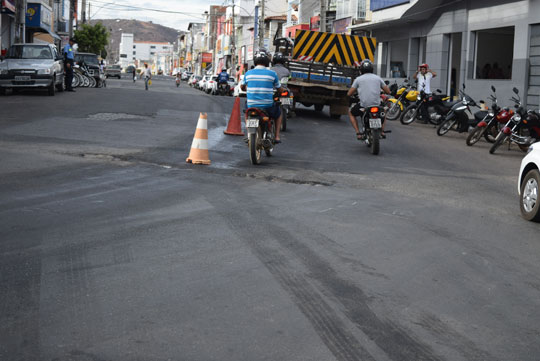 Ônibus interestadual derrama óleo e provoca queda de motociclistas no centro de Brumado