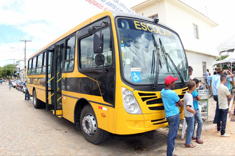 Governador entrega ônibus escolares nas cidades de Dom Basílio e Caturama
