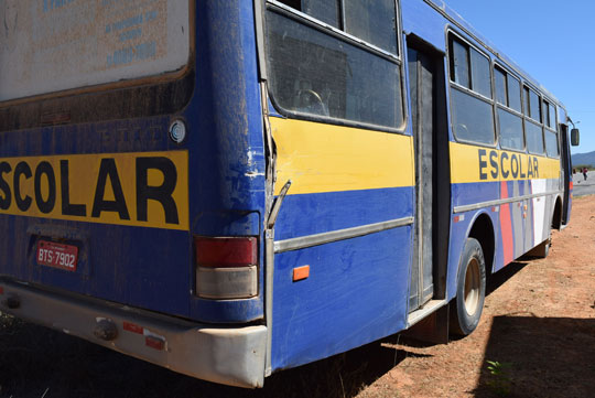 Motorista perde controle de veículo bate em ônibus escolar e tomba na BR-030 em Brumado
