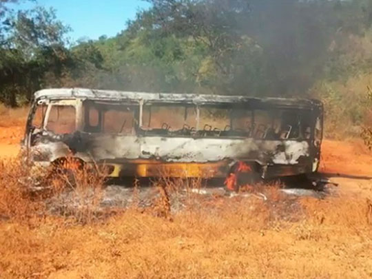 Ônibus escolar que transportava crianças pega fogo na zona rural de Piripá