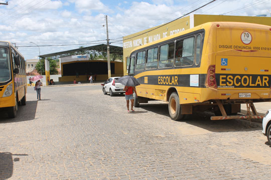 Falta de pagamento de motoristas prejudica estudantes em Malhada de Pedras