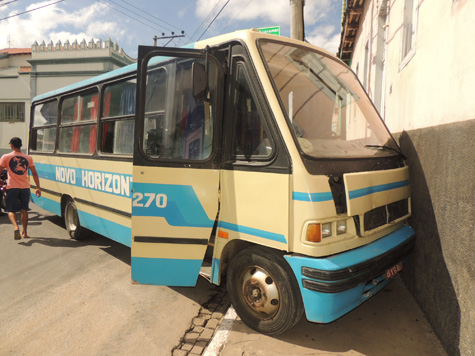 Brumado: Micro-ônibus perde freio, arrasta carro na ponte e bate em casarão antigo