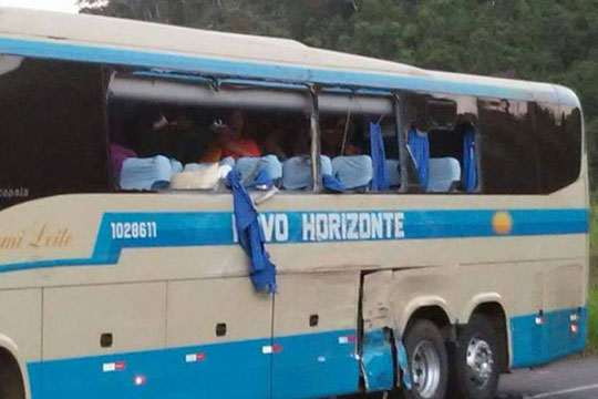 Dom Basílio: Ônibus com grupo de religiosos se envolve em acidente em Aparecida do Norte